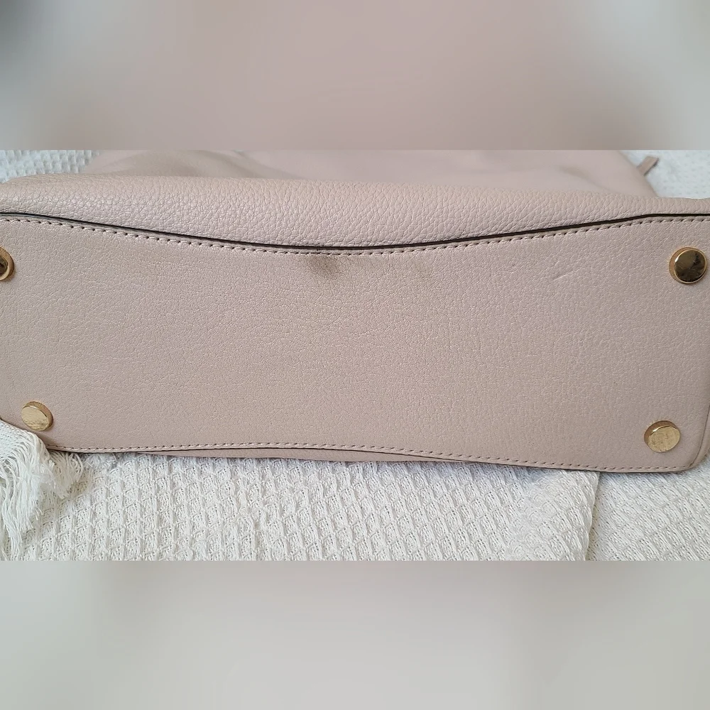 Michael Kors Evie large pebbled leather hobo shoulder bag in a soft pink - Picture 8 of 12